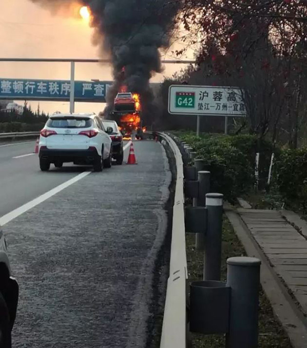 重庆一拖车满载新车高速上起火 疑因轮胎过热引发