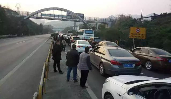 重庆一拖车满载新车高速上起火 疑因轮胎过热引发