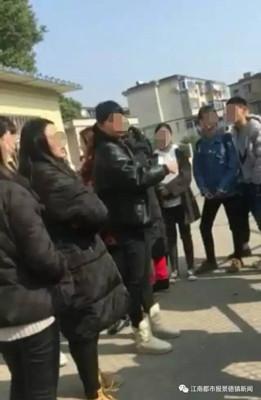 江西景德镇一女生校门口遭社会人员群殴 民警：调查中