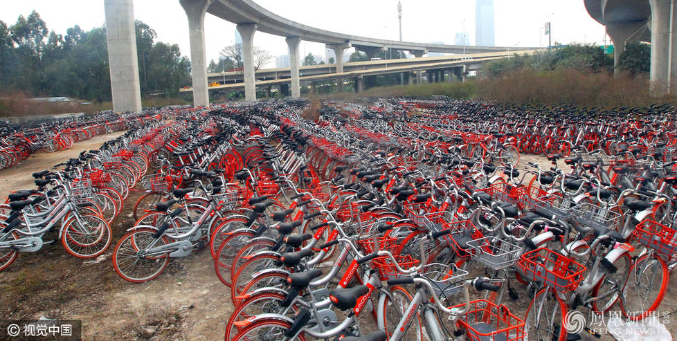 广州立交桥下摆满上千辆共享单车 场面壮观