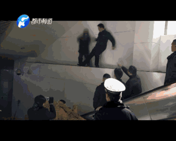 男子手持小刀大闹郑州火车站 民警将其劝住