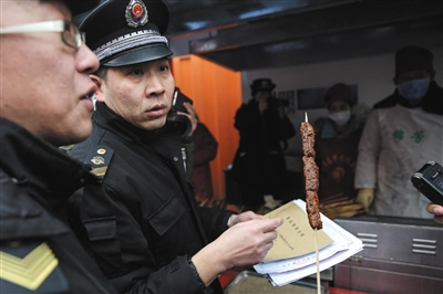 1��28�գ���̶���ᣬ��ʳҩ��ֵĹ�����Ա����������⴮���г�졣