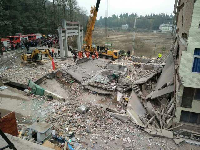 温州文成县4间民房倒塌 初步统计9人被埋