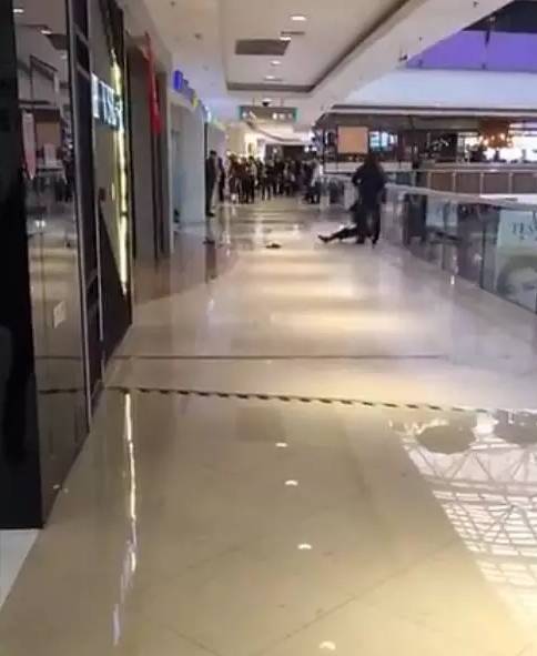 男子商场暴打女友欲将其扔下三楼 引起了轩然大波