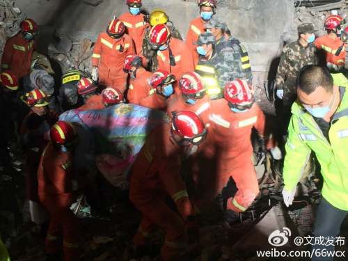 温州民房坍塌救援又发现两名被困人员 已送医救治