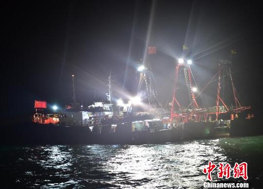 香港籍渔船“台沙1839”三亚海域失火 8渔民遇险获救