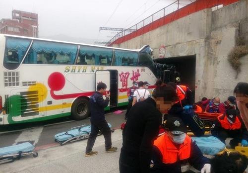台湾高雄发生陆客团交通意外 至少11人受伤送医