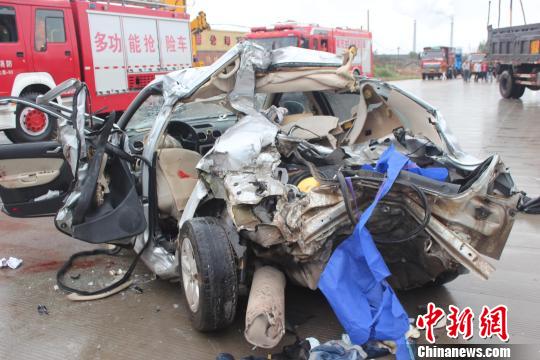 广西防城港两车追尾致三人遇难 事故现场惨烈（图）