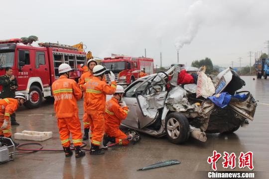 广西防城港两车追尾致三人遇难 事故现场惨烈（图）
