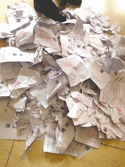成都：物管冲进业委会选举大会撕毁500张选票(图)