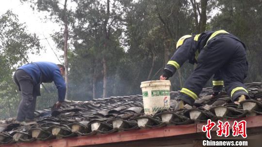 重庆一山中民房着火 警民携手运水排火情