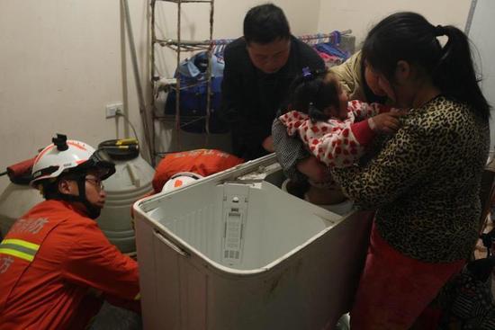 6岁女孩在家玩耍被困洗衣机甩干桶 消防员施救