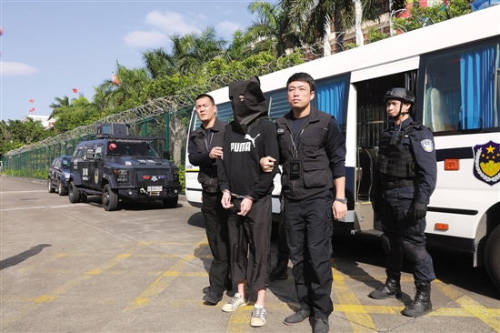涉雇凶向主控官泼硫酸 潜逃八年被广东警方抓获