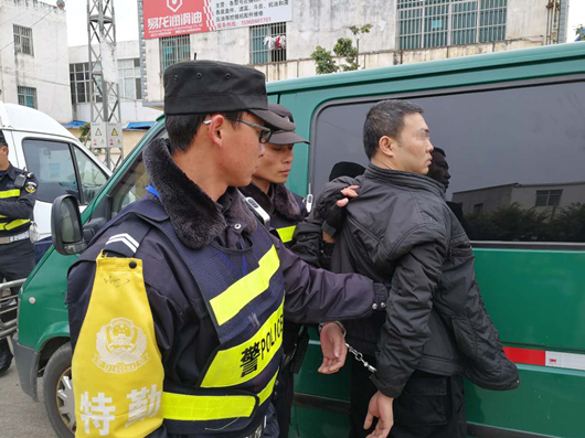 云南 最牛 运钞车押运员:上路被查竟枪指民警要