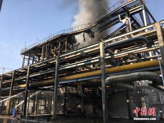 12ʱ45���������߸ϵ��ʺ�̲��ҵ԰����ԶԶ�Ϳ��Կ���һ�ɾ��ͺ�ɫŨ�̣�ͨ���·��ֳ��ĵ�·�ѱ����������� ������ ��