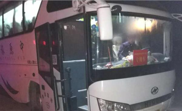 客车司机喝了二两半白酒 载44名乘客跑长途被