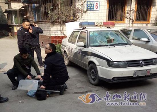 四川男子持30公分长刀肇事并攻击警察被开枪击伤