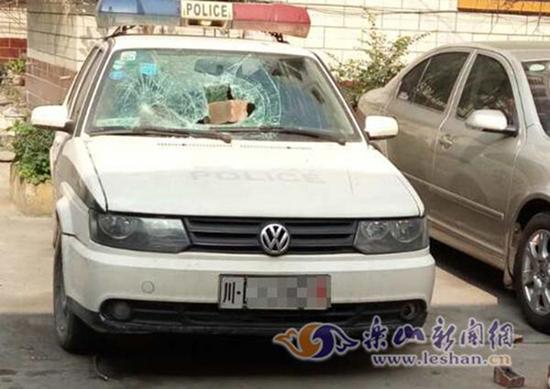 四川男子持30公分长刀肇事并攻击警察被开枪击伤