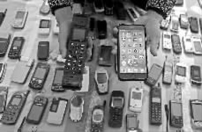 长春男子收藏近3000部手机 希望开手机博物馆