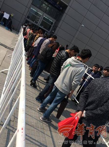 艺考生被喷辣椒水 现场执勤人员:怕踩踏[4]