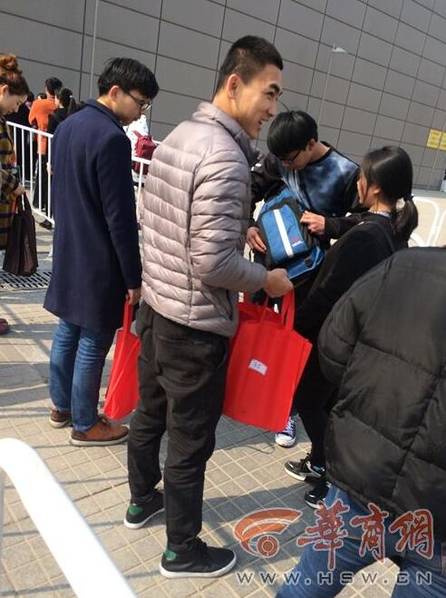 艺考生被喷辣椒水 现场执勤人员:怕踩踏[5]