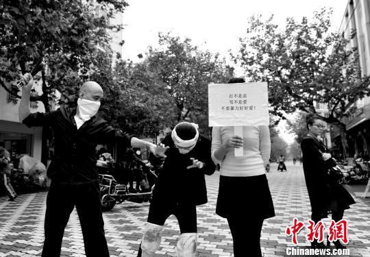 作品《反对施暴》 李汉琳 摄