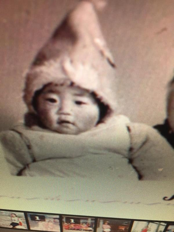 女子被弃34年寻亲 父母曾留年庚定下16岁手捧鲜花见面