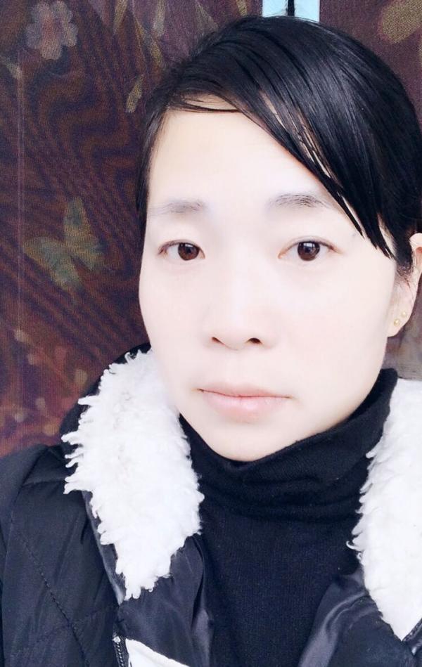 女子被弃34年寻亲 父母曾留年庚定下16岁手捧鲜花见面