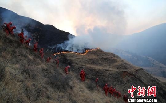森警官兵赶赴现场灭火。 罗艺鑫 摄