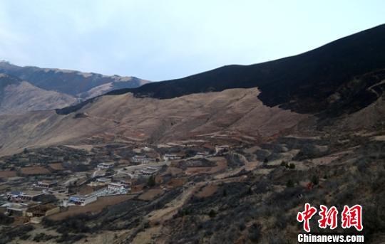 现场大火已全部扑灭。 罗艺鑫 摄