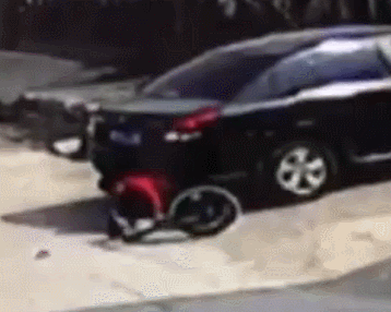 7岁男童街上玩耍遭倒车女司机碾压 全身被卷车底