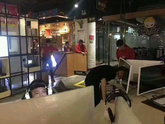 兰州：玩家头撞显示屏自杀 因队友太坑输掉游戏