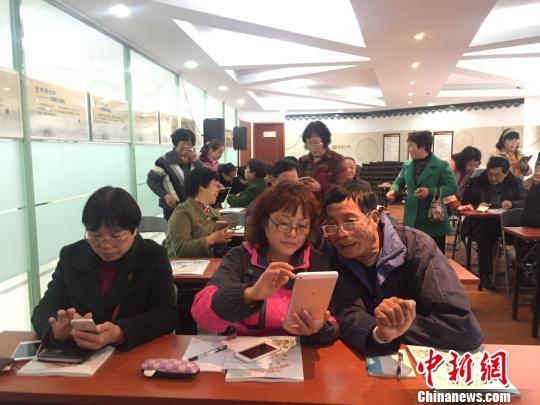 宁波推手机课堂 教老年人使用智能手机