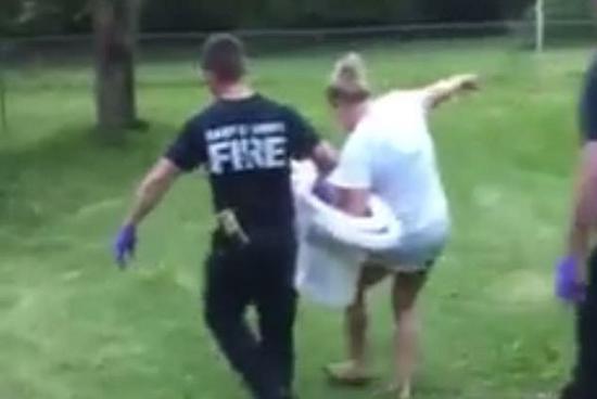 ��Ů��ͽ����ͨ��Ͱ���ֱ������˿�Ц����