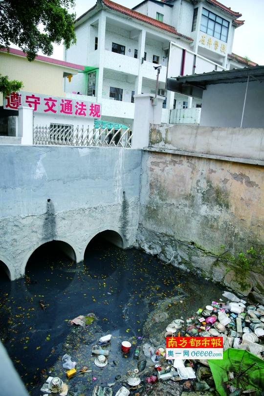 水沟“藏身”学校旁 黑臭多年无人问