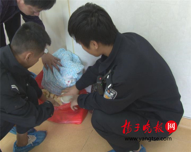 男婴被遗弃公厕 父母留纸条:养不起希望送福利院
