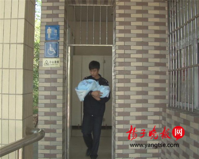 男婴被遗弃公厕 父母留纸条:养不起希望送福利院
