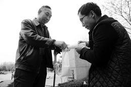 5旬男子街头牵羊卖奶 为患尿毒症妻筹钱看病