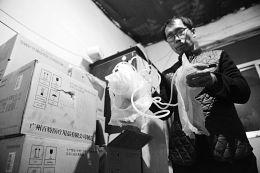 5旬男子街头牵羊卖奶 为患尿毒症妻筹钱看病