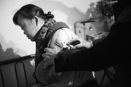 5旬男子街头牵羊卖奶 为患尿毒症妻筹钱看病