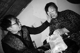 5旬男子街头牵羊卖奶 为患尿毒症妻筹钱看病