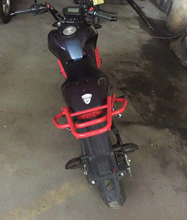 上海两辆摩托车在高架上飞驰 警方封路出动多