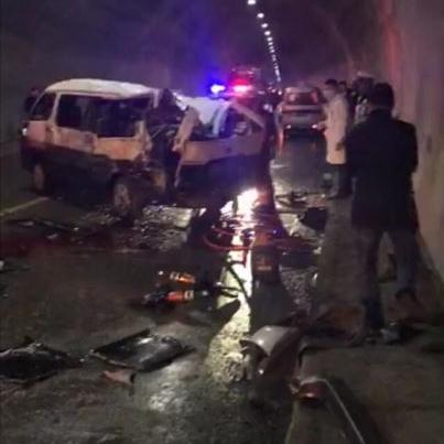 重庆超载小客车司机操作不当 撞货车致3死9伤