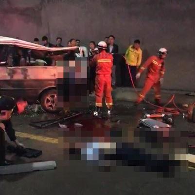 重庆超载小客车司机操作不当 撞货车致3死9伤