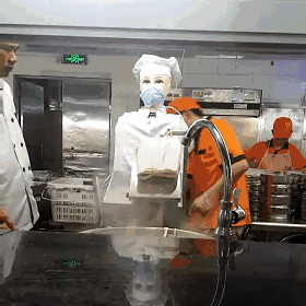 广东高校食堂现机器人做刀削面穿戴齐全手速惊人