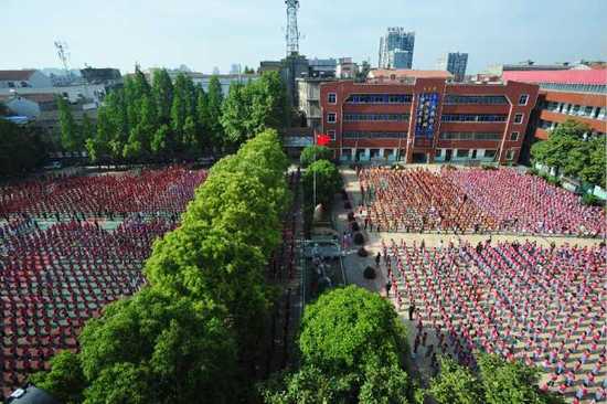 武汉最大小学“超载”1300余人 入厕要看班级安排表