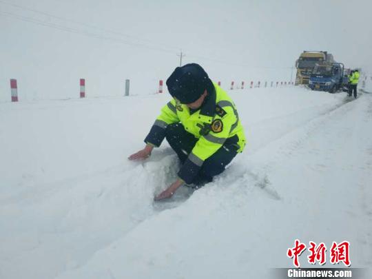 青海黑马河地区普降大雪 两百多台车被迫滞留(图)