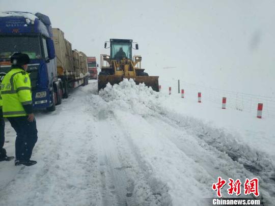 青海黑马河地区普降大雪 两百多台车被迫滞留(图)