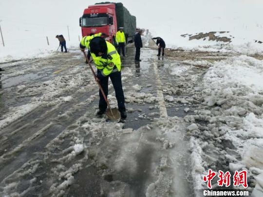 青海黑马河地区普降大雪 两百多台车被迫滞留(图)