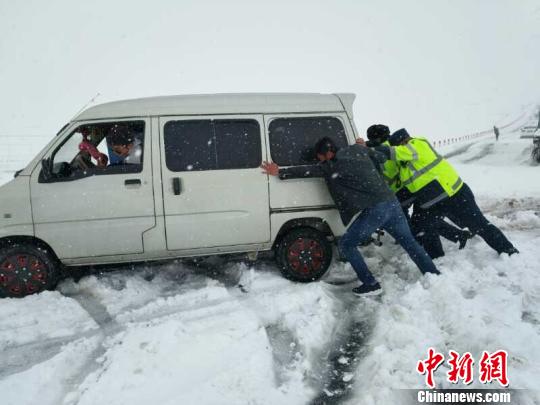 青海黑马河地区普降大雪 两百多台车被迫滞留(图)